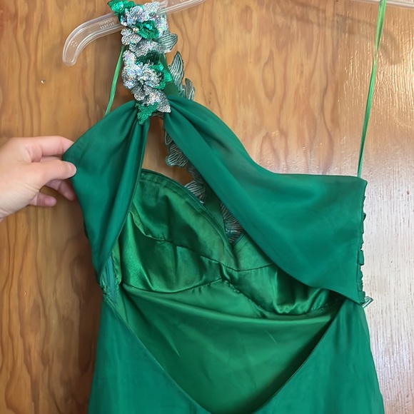 Emerald green one-shouldered gown - Picture 4 of 7